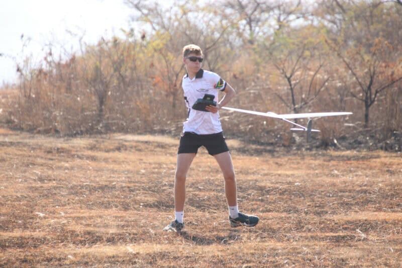 Zander Groenewald slinger sy sweeftuig die lug in. > Foto: Blake Linder