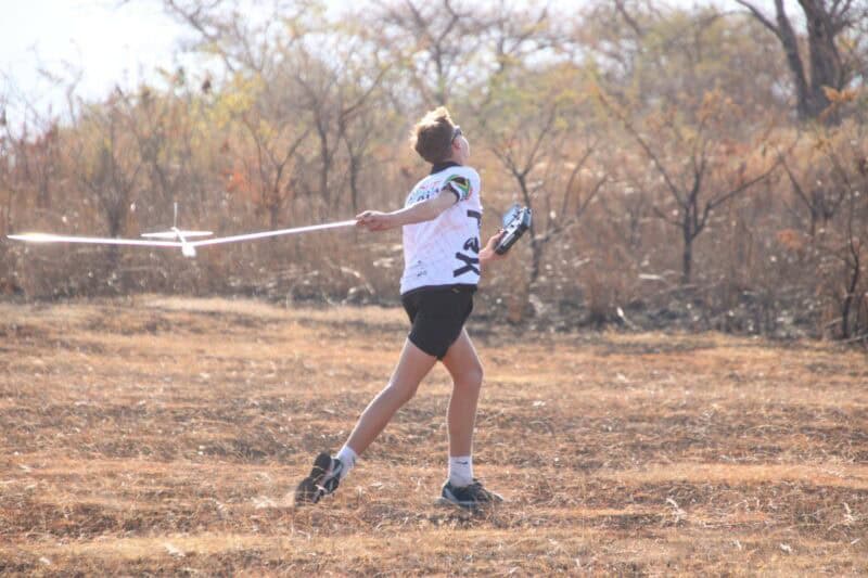 Zander Groenewald slinger sy sweeftuig die lug in. > Foto: Blake Linder