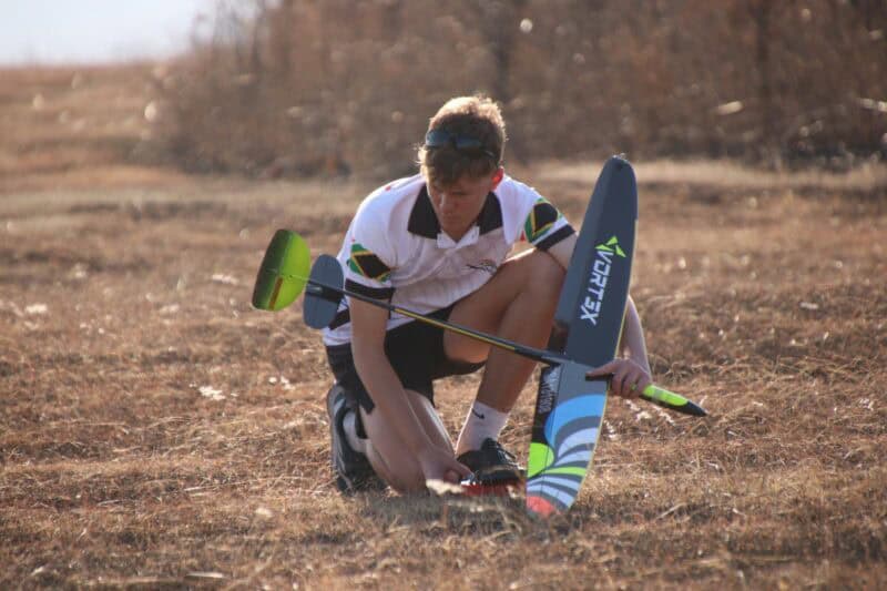 Zander Groenewald verstel een van sy sweeftuie. > Foto: Blake Linder