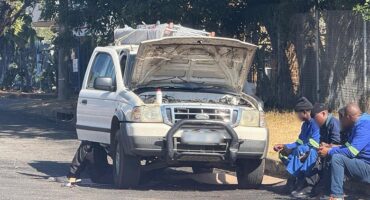 A vehicle is repaired on the side of the road. > Photos: Sihle Nyakane