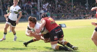 Vaughn van Zyl bars oor die lyn in die laaste minuut. > Foto: Blake Linder