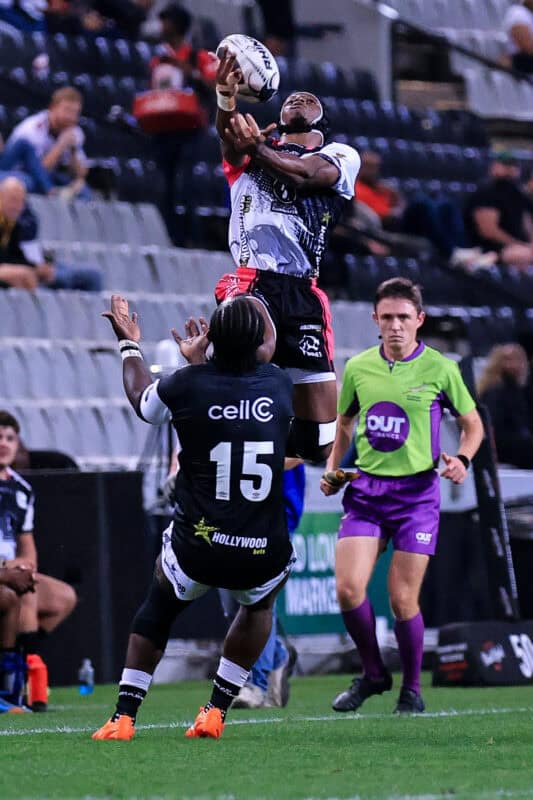 Lundi Msenge wins the ball in the air for the Pumas. > Photo: Kaptured Concepts