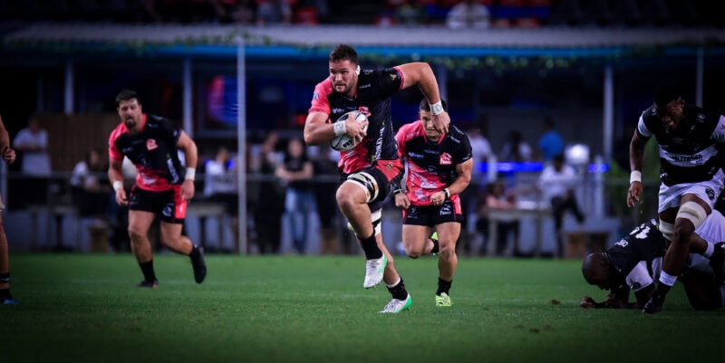 JJ Scheepers breaks away with the ball for the Pumas. > Photo: Kaptured Concepts