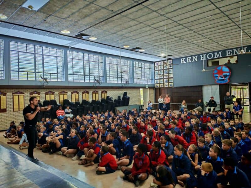 Jaco Kriel praat met die leerders.