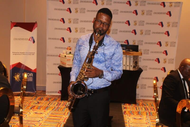 Artist Silas Sax entertains the guests.