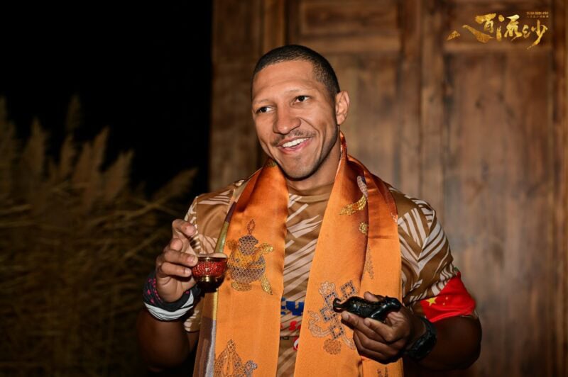 Damien Kühn enjoys a sip of tea with the tiger statuette as part of the end-of-race ritual. > Photo: Supplied/Ultra Gobi 400