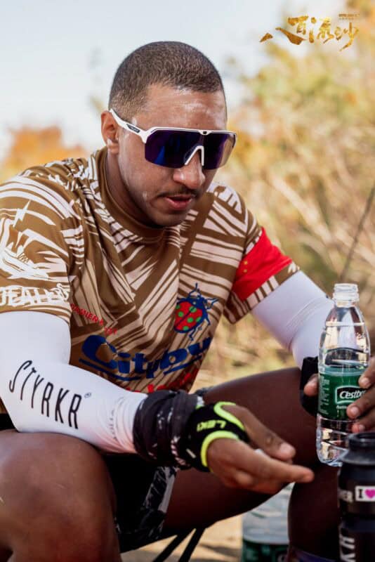 An exhausted Damien Kühn enjoys a hard-earned break. > Photo: Sourced/Ultra Gobi 400