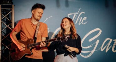 Deon Dee en Janie Bay op die verhoog. > Foto's: Verskaf/Loots Photography