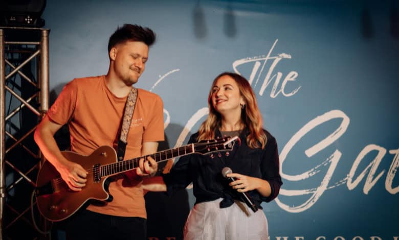 Deon Dee en Janie Bay op die verhoog. > Foto's: Verskaf/Loots Photography