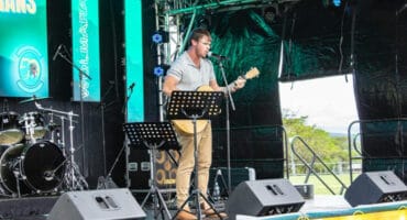 Oud-vlammie Pieter Wolmarans sing op die verhoog. > Foto: Verskaf/ HH Photography & Design