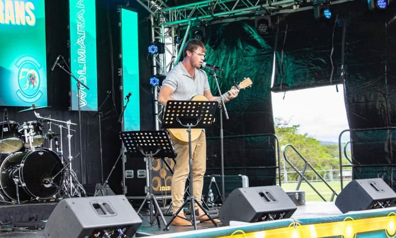 Oud-vlammie Pieter Wolmarans sing op die verhoog. > Foto: Verskaf/ HH Photography & Design