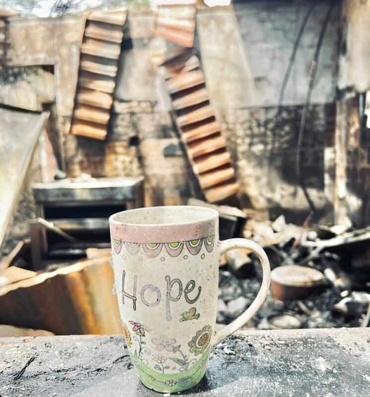 Die 'Hoop'-koffiebeker ongeskonde ná die brand.