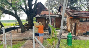 Fred en Verushka Crafford staan voor hulle huis. > Foto's: Facebook