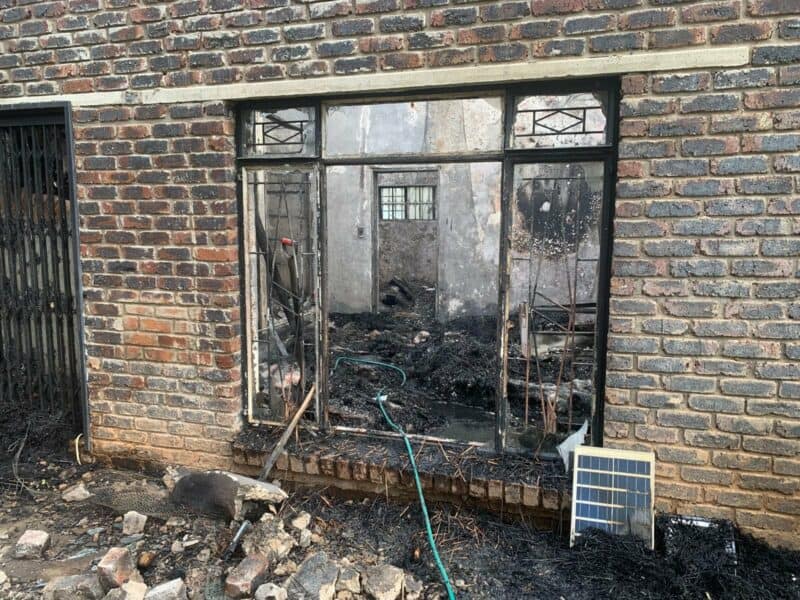 ’n Venster ná die brand.