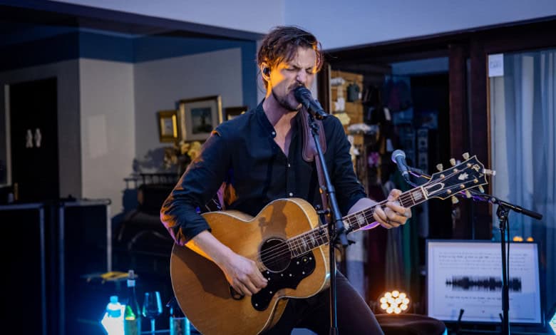 Lourens Raaf sing en speel kitaar. 