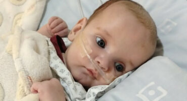 Caleb van Wyk lies in a hospital bed. > Photos: Supplied/Larochelle van Wyk