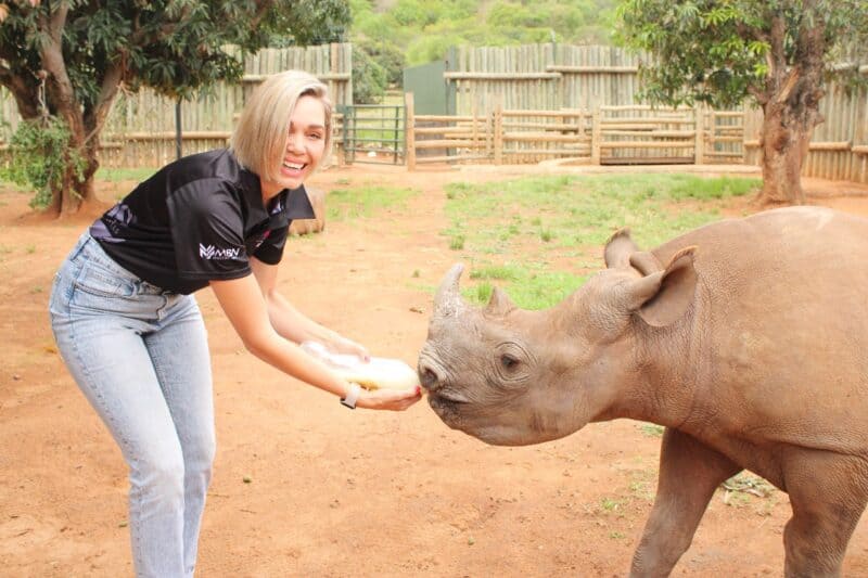 Naranda Leeuwner voer 'n kalfie.