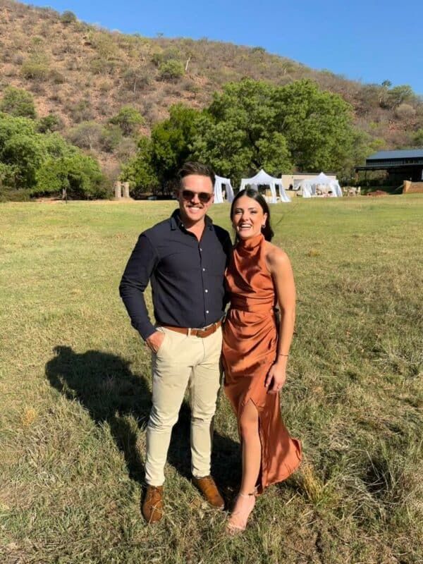 Willie en sy nuwe meisie. Hulle het versoek dat Laevelder haar naam anoniem hou. > Foto: Verskaf/Willie Vos