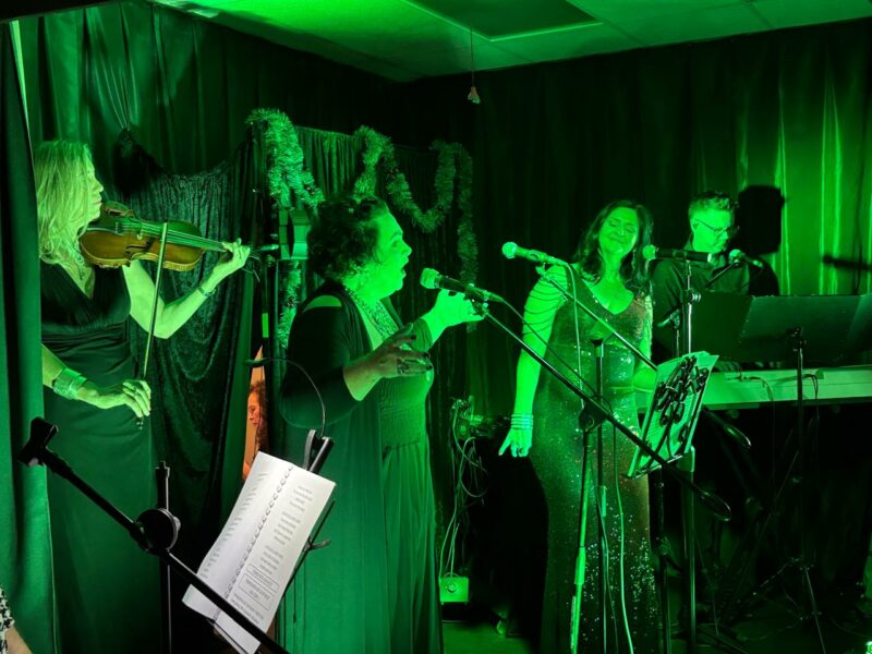 Anecke Coetzer, Natascha C, Annemarie en Henry John Williams in aksie.
