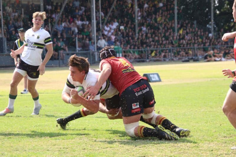 Die 2025 NHS Rhinos-kaptein, Vaughn van Zyl, duik oor die doellyn in die laaste wedstryd van die jaar. > Foto: Blake Linder