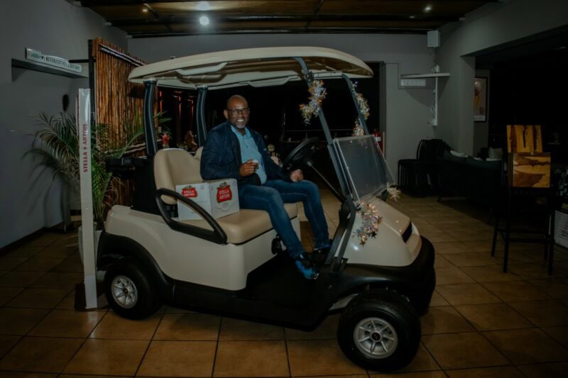 Mandlenkosi Thwala behind the wheel of his new golf cart. Insert: Thwala's winning ball. > Photos: Loots Photography