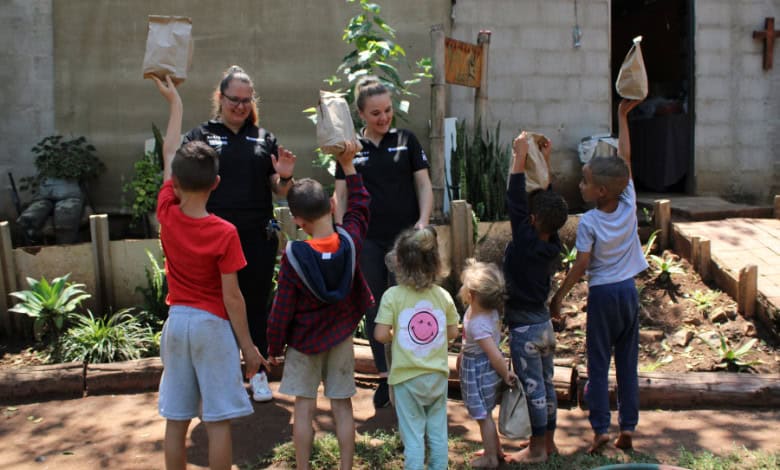 Robyn-lee Pretorius and Christine Bezuidenhout of Divergent Ops give gifts to the kids at Katoen Uitreik.