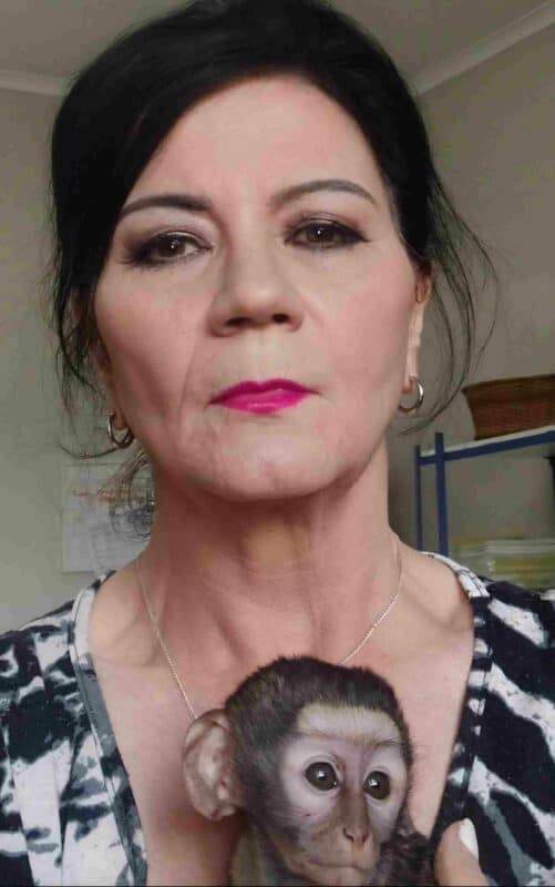 Lize Pienaar van die DBV saam met die piepklein blouapie. > Foto’s: Verskaf