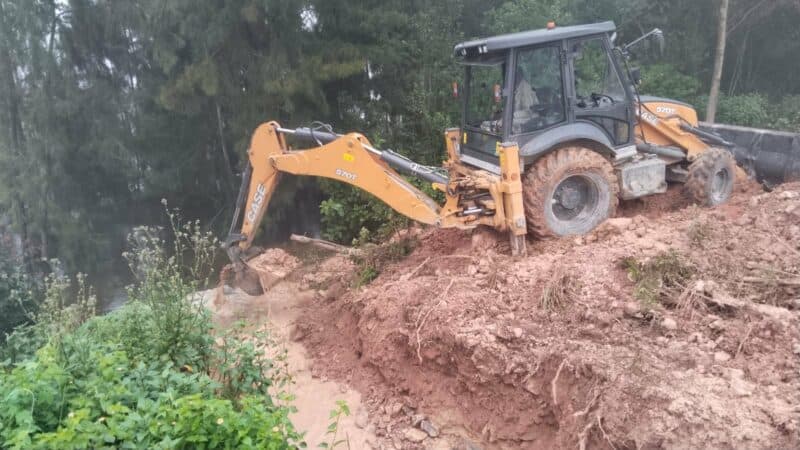 A TLB opening a trench at the Senteeko Dam. > Photos: Supplied/Barberton Bliss