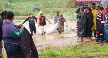 Members of the police diving unit recover the body of a woman who drowned in Msholozi. > Photo: Supplied/SAPS