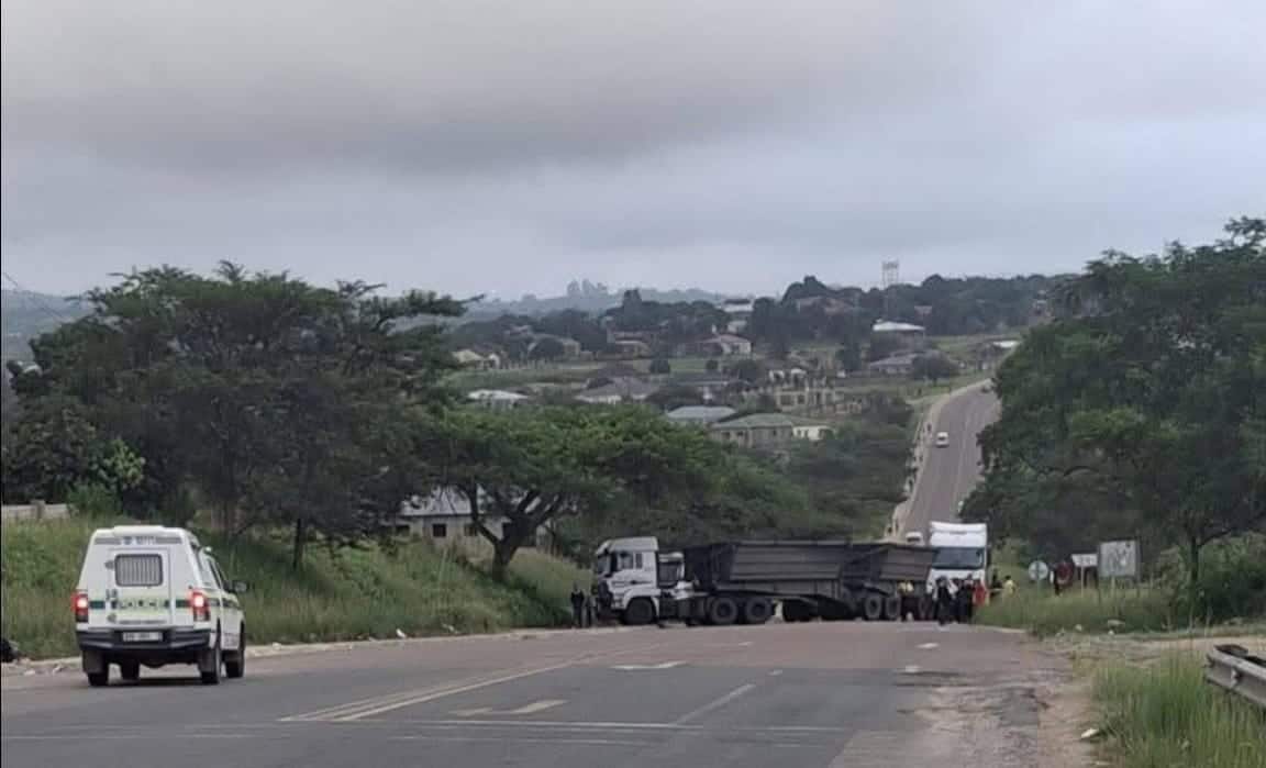 The truck that was used to block the R40 next to the Shatale side-road junction. > Photo: Sourced/Facebook