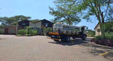 A water tankers delivers water in Mbombela. > Photo: Supplied/Silulumanzi