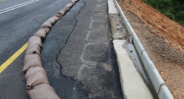 A section of the R40 that was recently repaired is once again damaged. > Photos: Tumelo Waga Dibakwane