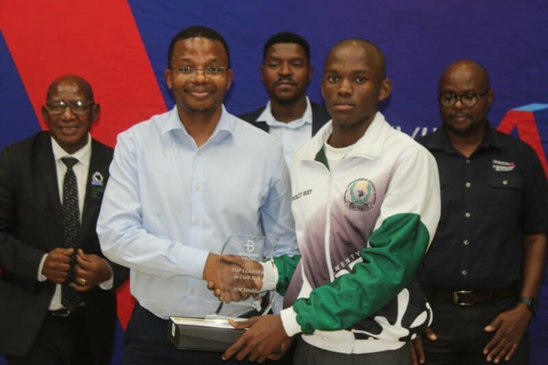 Two Rivers’ Sibusiso Maphalla handsawards to Ngwaabe Comprehensive School’s Nkhoreng Tshehla.