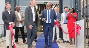 Premier Mandla Ndlovu cuts the ribbon. > Photos: Gia Radnai