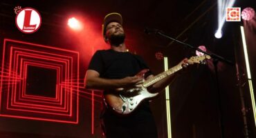 Riaan Benadé speel kitaar op die verhoog. > Foto's: Verskaf/CR Photography