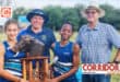 Somien Zeelie en Busani Maphanga ontvang die persentasiebeker namens Laerskool Malelane. > Foto: Verskaf/Laerskool Malelane