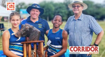 Somien Zeelie en Busani Maphanga ontvang die persentasiebeker namens Laerskool Malelane. > Foto: Verskaf/Laerskool Malelane