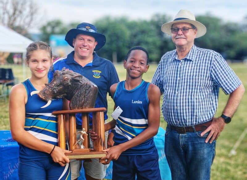 Somien Zeelie en Busani Maphanga ontvang die persentasiebeker namens Laerskool Malelane. > Foto: Verskaf/Laerskool Malelane