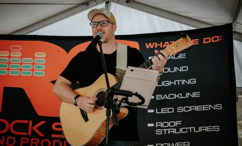 Ruben Roos sing op die verhoog.