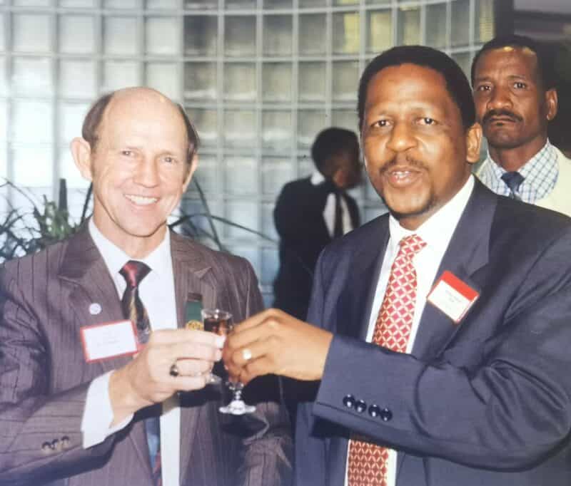 Jacques Labuschagne en Mathews Phosa klink 'n glasie op nuwe hoofstad status van Mpumalanga in 1994. > Foto's: Verskaf/Jacques Labuschagne