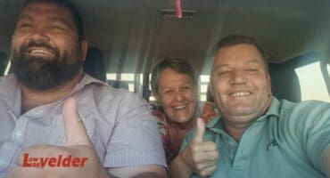 Jacques Kotze Mariana Kotze en Willem Enslin in die voertuig op pad terug Laeveld toe. Foto: Verskaf