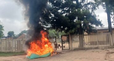 Protesters barricade the clinic entrance. > Photo: Supplied/Ernest Nkanyane