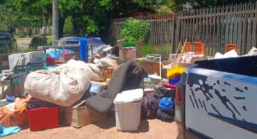 Immelman se meubels op die sypaadjie van Percy Fitzpatrickrylaan nadat hy deur 'n verhuurder uitgeskop is. > Foto: Verskaf