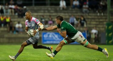 Danrich Visagie attempts to escape the clutches of HD Stemmet. > Photo: Kaptured Concepts