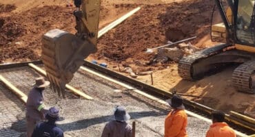 Construction work on the Hermansburg Bridge is under way. > Photos: Supplied/Thea Rix