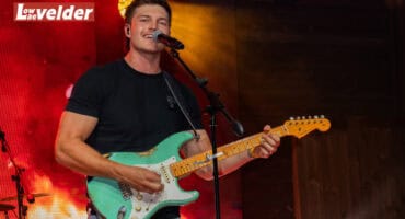 Brendan Peyper sing op die verhoog. > Foto's Verskaf/Loots Productions