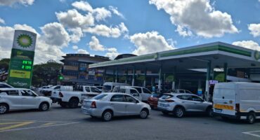 Motorists queue to fill up their tanks before the fuel-price increase. > Photo: Tumelo Waga Dibakwane
