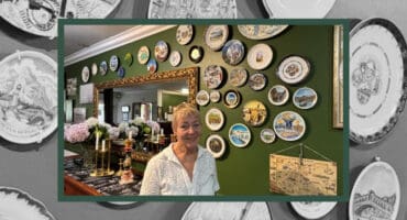 26 bordjies teen die muur van ’n Kaapsehoop-gastehuis vertel stories van nostalgie en avontuur.