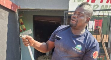 Cockroach Mdluli with the rescued black mamba. > Photo: Supplied/Mdluli