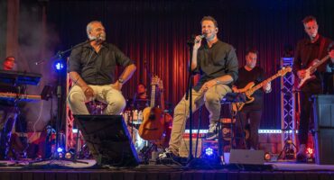Franna en Riaan Benadé saam met die band. > Foto’s: Verskaf/Visitor Photography